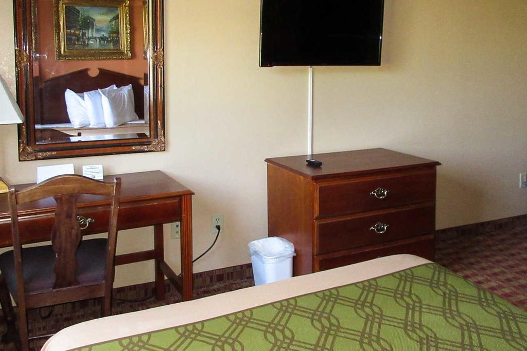 Econo Lodge Inn & Suites Ripley Room photo